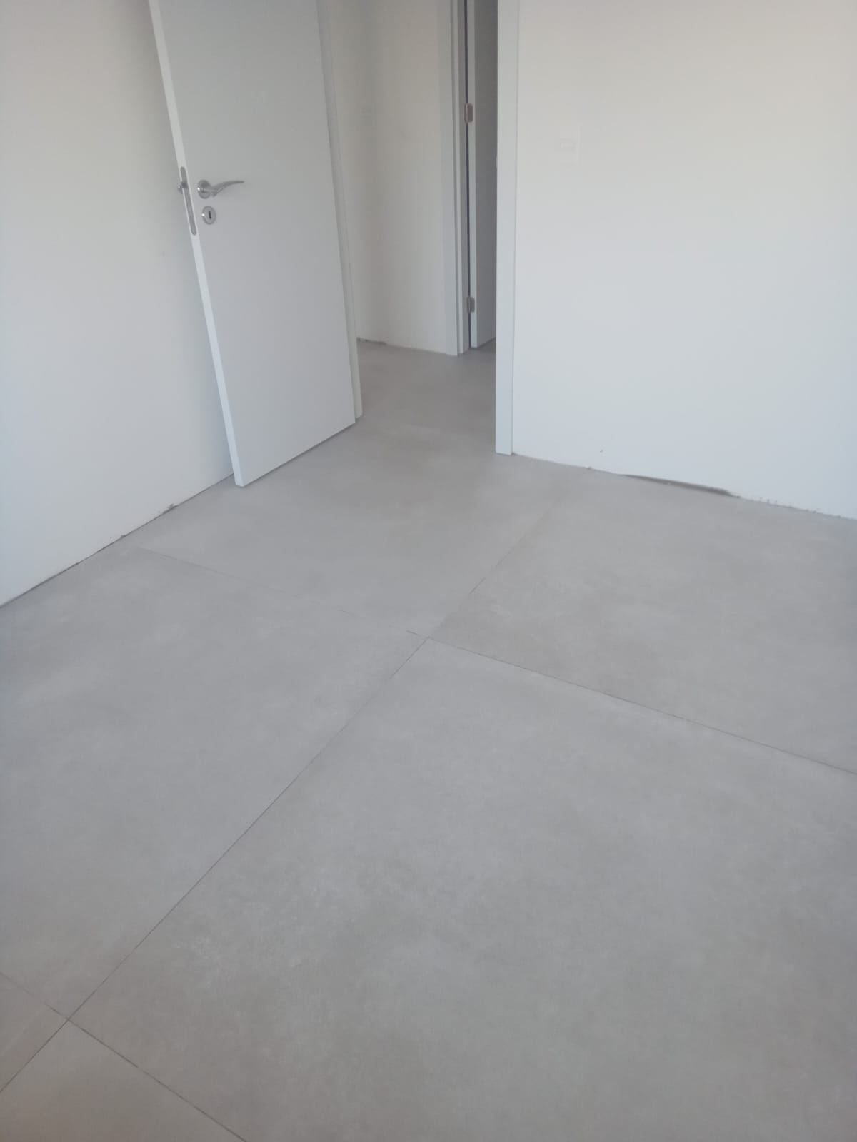 Corredor residencial após limpeza pós-obra
