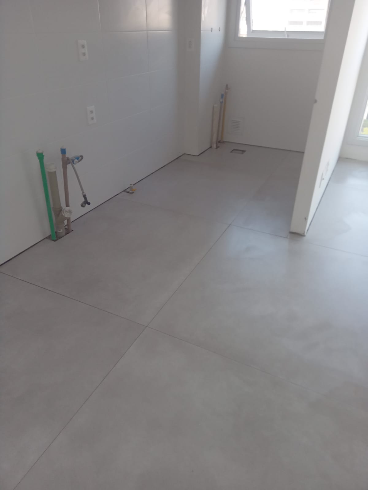 Limpeza de cozinha com piso porcelanato após obra