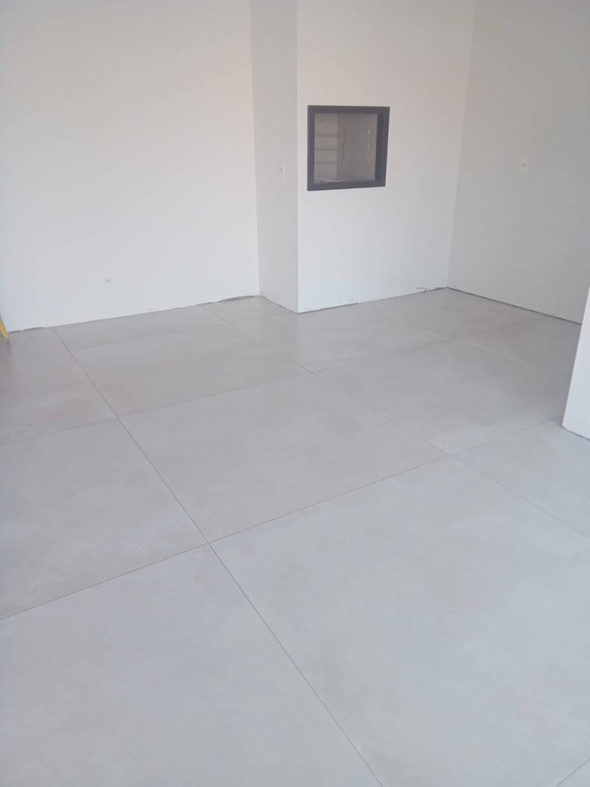 Remoção de véu de cimento em piso porcelanato