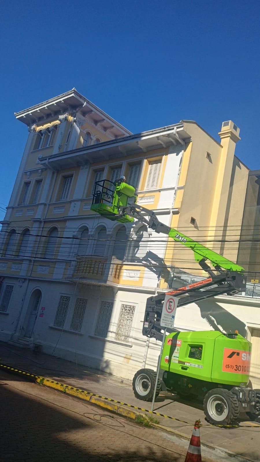 Pintura de fachada com plataforma elevatória