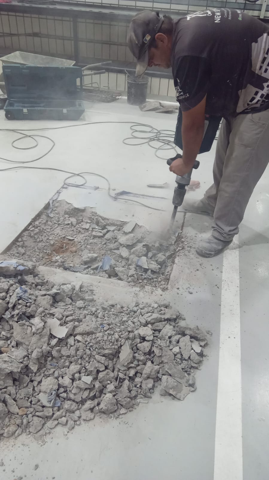 Demolição de piso em reforma de banheiro